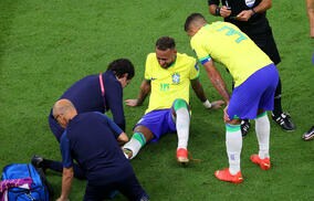 ネイマールがベンチで涙…今後の出場は危うい？大きく腫れた右足にチームドクター「24〜48時間待たなければ」、負傷後のプレーは「驚くばかり」
