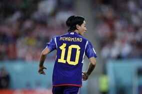 「人生最悪の日」からどう這い上がる？不完全燃焼の初W杯、南野拓実に突きつけられた現実