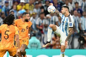 アルゼンチン代表DF、オランダ戦でまさかの「ラリアットみたい」なハンドが話題！「豪快すぎる」「スパイクかよ」【W杯】