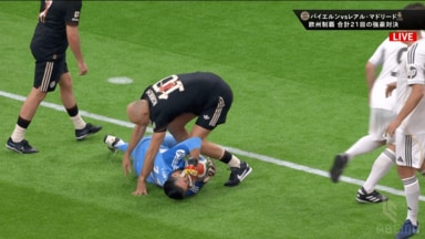 場内騒然！チャリティーマッチで“顔面キック”と激怒…「ガチすぎるって」「赤だろ」本気すぎるロッベンにファンも驚愕
