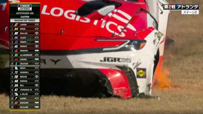 「燃えてる燃えてる」クラッシュ直後に思わぬハプニング 「早く出ないと」サーキット一時騒然、足で消火する荒業も 2枚目