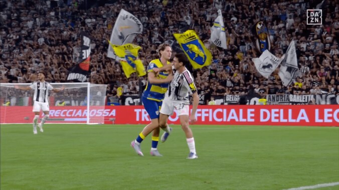 「愚かな行為」怒りの“暴力行為”でレッドカード！「何やってるの？」批判殺到のユヴェントスMFが謝罪「酷いことをして恥じている」 3枚目