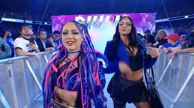 観客に悪態をつきながら入場するジュリア