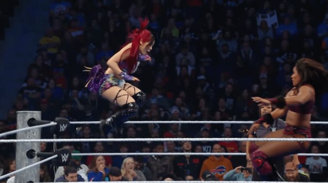 ラッシュの“迎撃キック”をモロにくらうイヨ