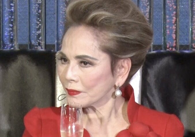 【写真・画像】デヴィ夫人、毎月ベニスの仮面舞踏会へ「映画のポスターみたい」友人らとの集合写真に衝撃　1枚目