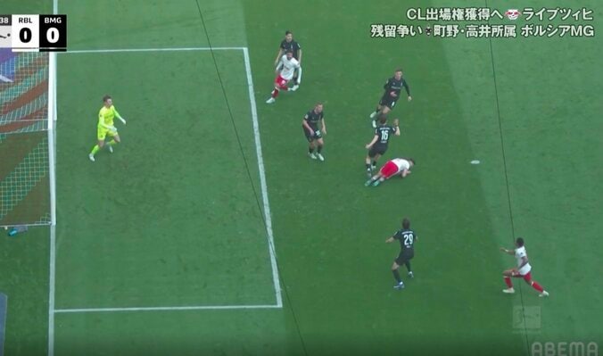 「エグい倒れ方した」オーストリア代表MFを襲った悲劇「危なすぎる」死角からの激しい衝突→ノックアウトでピッチに倒れ込む 4枚目