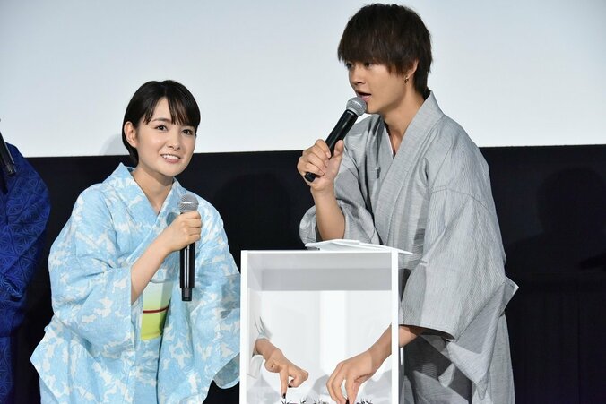 葵わかな&佐野勇斗、浴衣姿で汗だくの緊急事態！セミのおもちゃに大絶叫 1枚目