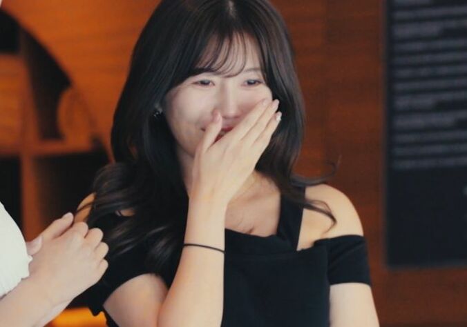 【写真・画像】キレイなおねえさん・32歳中野綾香、美バストあらわな黒ビキニでフェロモン全開！年下男子とプールを満喫　1枚目