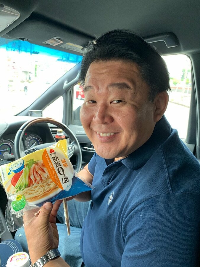 花田虎上、車の中でコンビニ朝食「美味しそうではないですかぁ？」 1枚目