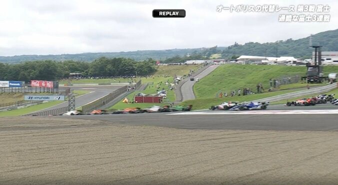 F1リザーブ岩佐がPPから“急失速” スタート直後に大混戦でまさか「5ワイド…そりゃ当たる」不運な展開に解説者も同情 3枚目