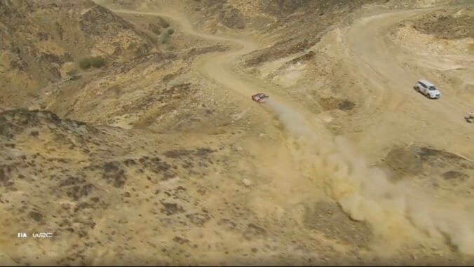 断崖絶壁も躊躇なし！世界最速ラリーカーが“崖っぷち”を攻める離れ業 捉えた狂気のダウンヒルに一流の妙技 2枚目