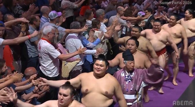 大相撲パリ公演に広がっていた“相撲が愛されている”光景 千秋楽ラストでカメラが捉えた圧巻の一コマ 力士もパリっ子も… 5枚目