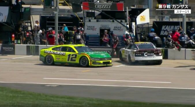 「何やってんだよ」ピット内で衝突事故→大混乱で“珍ペナルティ” 無謀な発進に「あれは出しちゃったクルーが悪い」苦言も 3枚目