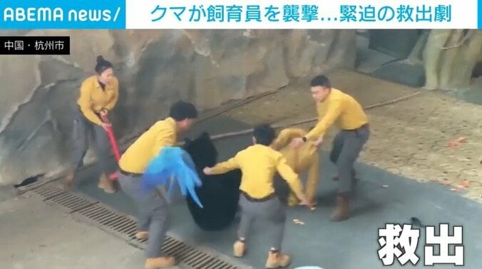 ４人がかりで男性を救出する様子