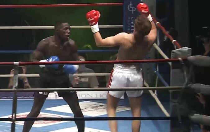 カマラの強打が炸裂