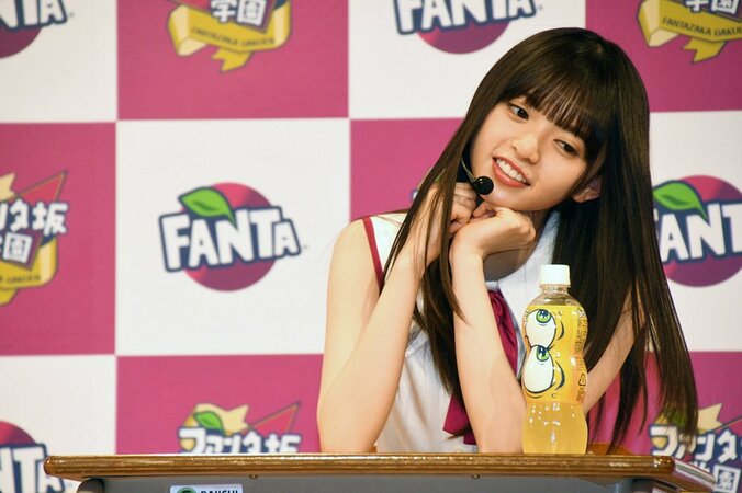カズレーザー、斎藤飛鳥に「小顔すぎる！」　乃木坂メンバーが「変顔ボトル」に大はしゃぎ 15枚目
