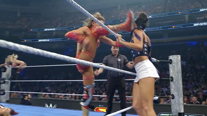 超ハイキックが顔面にモロに…