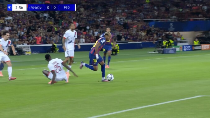 衝撃の５人抜き…バルサ神童の“異常なドリブル”に世界騒然！「意味わからん…」「もはやショー」18歳ヤマルがパリSG守備陣を切り裂いた瞬間 3枚目