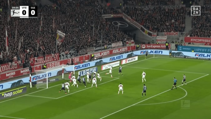 「キック精度まじで高いな」堂安律、“完璧クロス”でゴラッソをアシスト！「めっちゃ良いボール」CKからヘディング弾をお膳立てした瞬間 3枚目