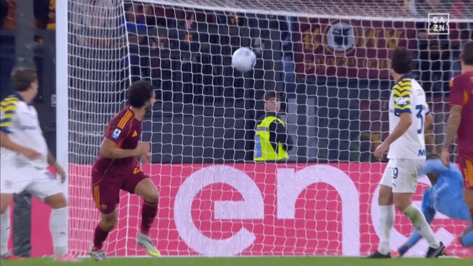 まさかの接触！ 鈴木彩艶が“アクシデント”で失点…「不運だった」「責任がないわけではない」現地メディア評価は真っ二つ 5枚目