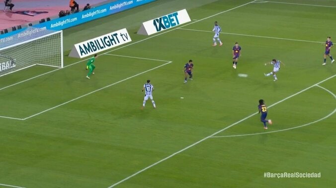 久保建英、浮き球パスでチャンスメイク→左足一閃の圧巻ミドル炸裂「ギアを上げてきた」ポスト直撃の強烈シュートに敵地騒然 3枚目