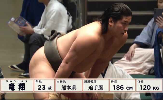 「義ノ富士の後ろにまたイケメン」花道奥、偶然の光景にファン熱視線 “ざんばら”髪の若手力士「さすがに目立つ」 5枚目