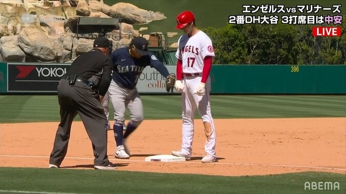 「離れないってば（笑）」大谷翔平、相手三塁手のしつこいタッチアウト狙いに思わずフフッ！ 1枚目