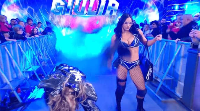 キアナは履いているスカートを破り捨てる