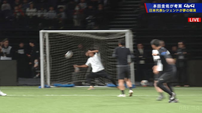 「シュートも打てたんかい！」GK権田修一、“衝撃ゴール”に解説絶叫「GKの大砲」「楽しそう」低弾道キャノンにファンも騒然 4枚目