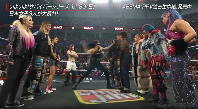 手にしたマイクでまさかの行動