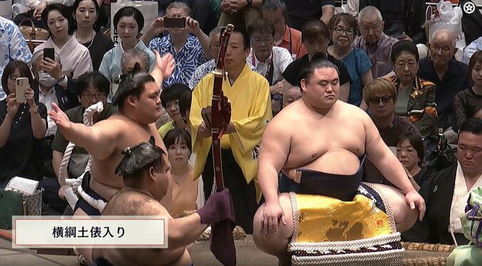 横綱・大の里の背後にチラチラと金髪の上地さん
