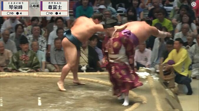 「お客様は大丈夫ですか?」力士が客席に…元若乃花“ヒヤヒヤ” お客さんも“お口あんぐり”で対戦相手も心配顔 2枚目