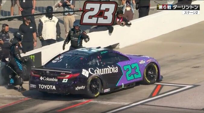 「手で車を止めようとしていた」レース中に身を挺して発進阻止…衝撃光景に中継騒然「あっとととと！凄いな」/NASCAR 3枚目