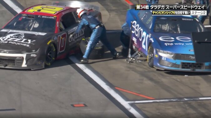 ピットクルー、窓を叩いて大激怒も「置いとく方が悪い！」 タイヤを吹っ飛ばしてピットアウト、目を疑う光景に「ちょっと危なすぎる」 3枚目