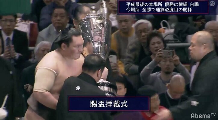 白鵬42度目のV　右腕負傷も痛みこらえてインタビュー後に異例の三本締め