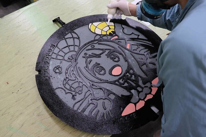 佐賀県内に「ゾンビランドサガ」マンホール設置開始 全14枚が順次登場