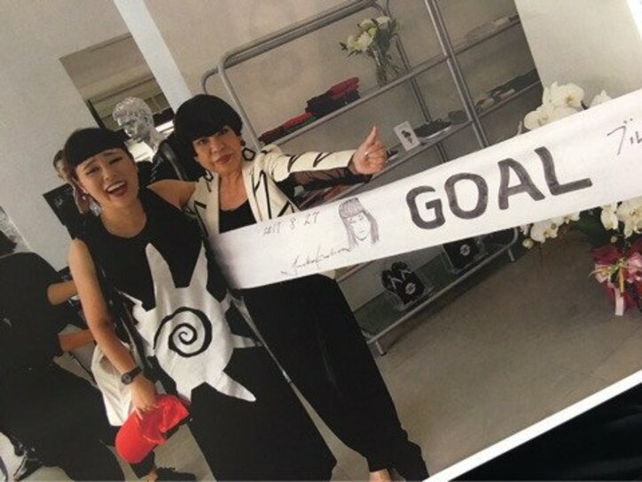 ブルゾンちえみ、コシノジュンコからの“サプライズゴールテープ”に感涙