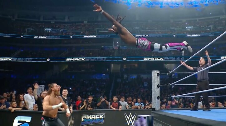 【映像】まるで“リアル鳥人間”超人レスラーの場外ダイブ