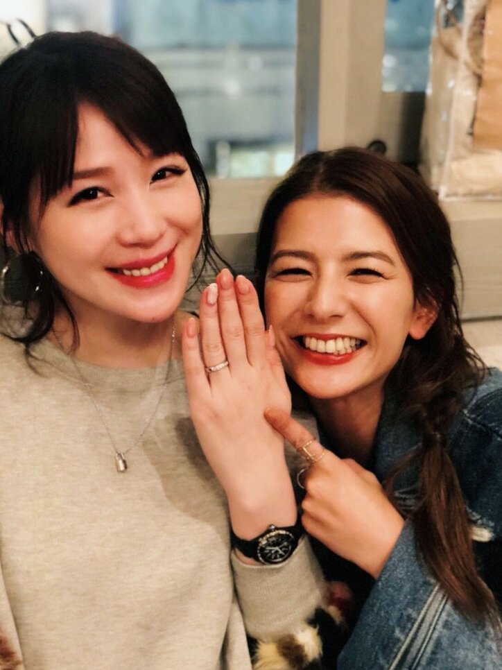 相沢まき スザンヌらからトランクいっぱいの結婚 誕生日祝いを貰い 嬉しくて泣けます 話題 Abema Times