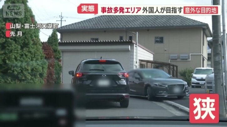 道が狭い住宅街の中へ