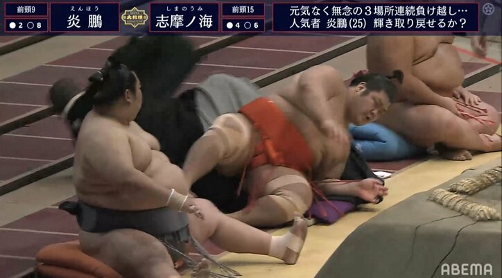 炎鵬の華麗な引き落としで浦風親方が受難…土俵下で志摩ノ海の突進を受け苦悶
