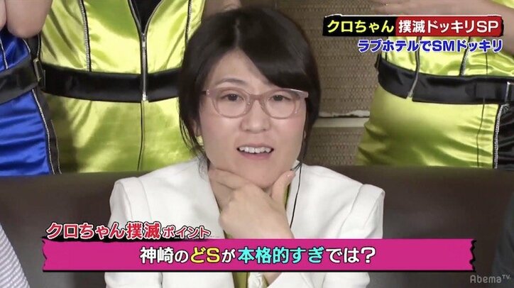 脇腹に蹴り、罵声を浴びせて踏む…クロちゃんをハードすぎるSMプレイで調教