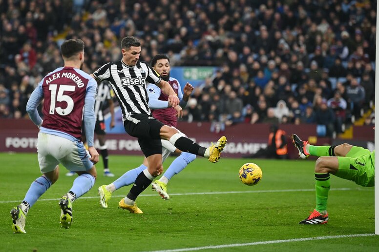 「最強だ」CBが驚きの２ゴール！ニューカッスルDFの“意外すぎる決定力”にファンも感嘆「ハット狙おう」「ストライカーばりの嗅覚」