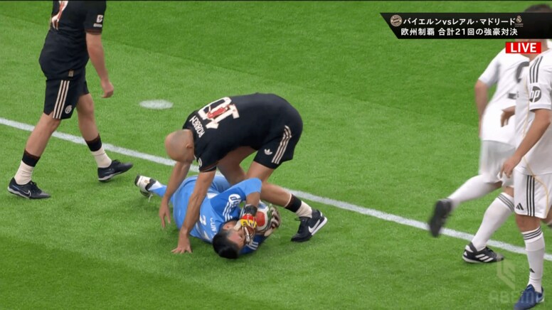 場内騒然！チャリティーマッチで“顔面キック”と激怒…「ガチすぎるって」「赤だろ」本気すぎるロッベンにファンも驚愕