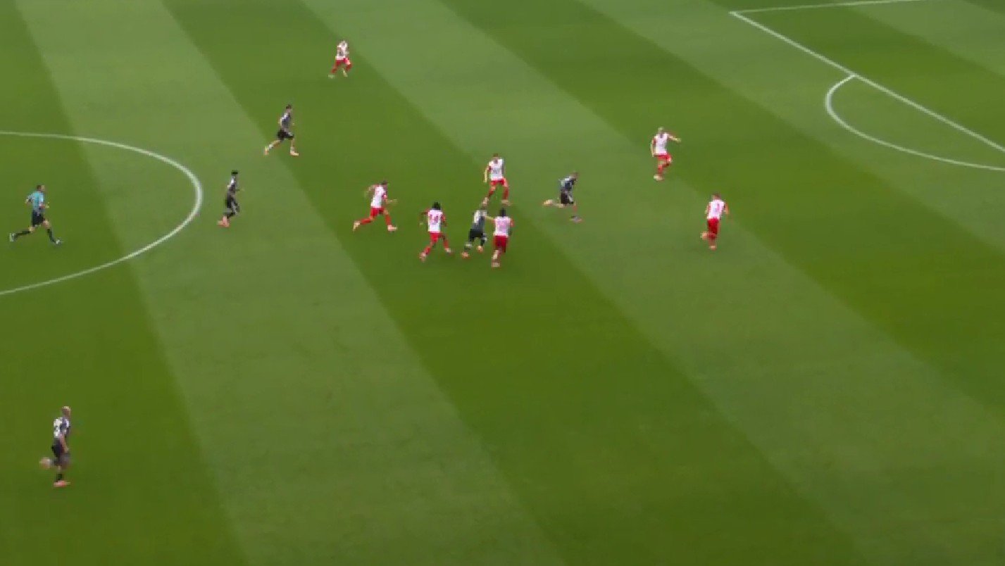 【映像】4人に囲まれても奪われない“強引ドリブル”