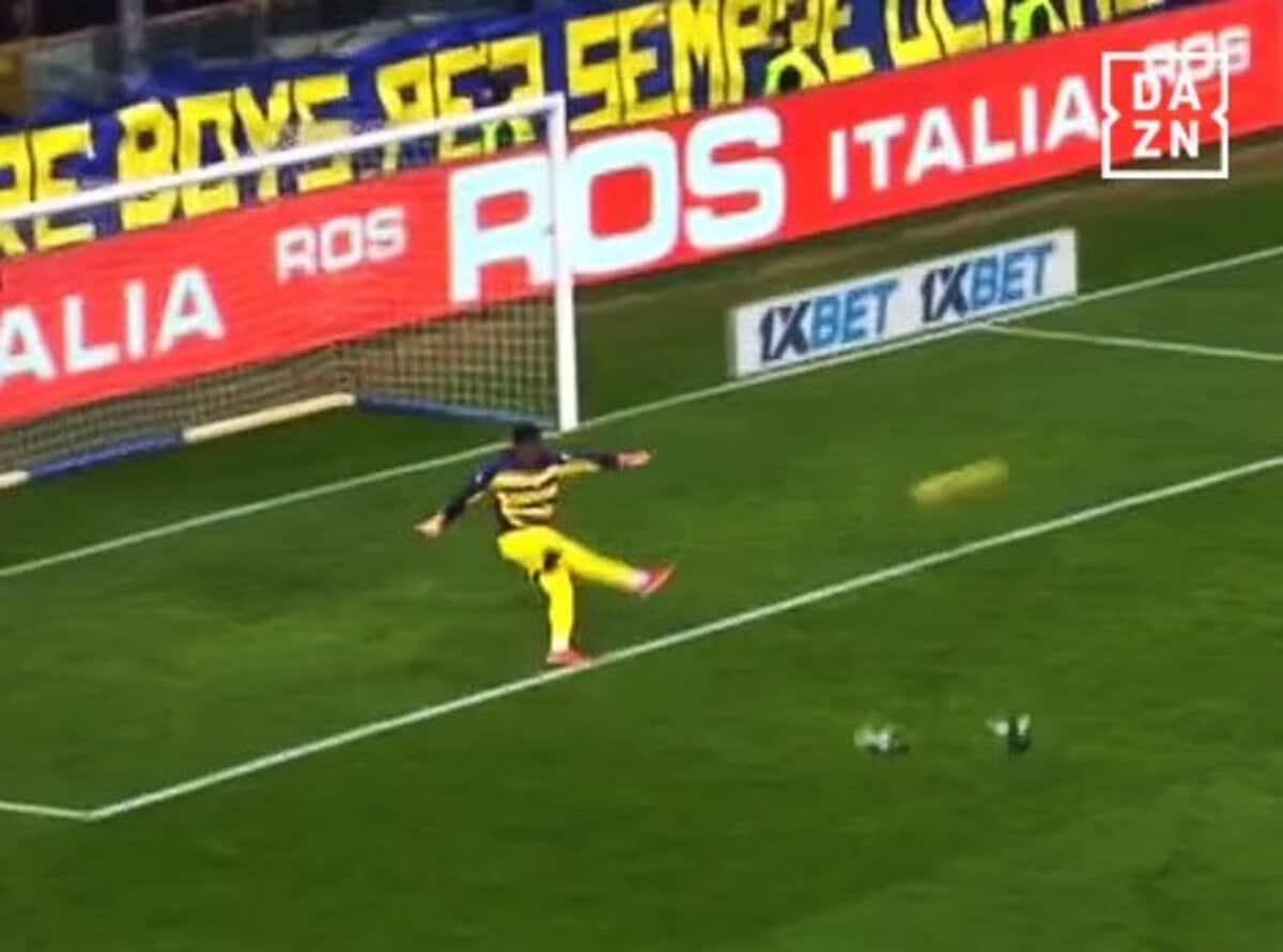 ドカン！ 鈴木彩艶、“70m級ロングキック”が「異次元すぎる」「やばいな