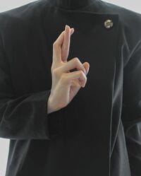 人気コスプレイヤー・八犬が領域展開！「呪術廻戦」五条悟の“手だけ”コスプレに「いいね」43万件超