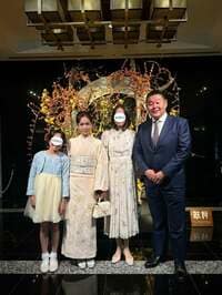 花田虎上の妻、身長順で並んだ家族ショットを公開