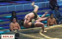 「プロレス技やん」小兵力士、珍しい“驚愕”の投げで物言い協議は3分超の“長考”「なんだなんだ」ファンも困惑