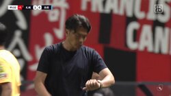 「岩政出過ぎ」「監督戻って」情熱指揮官“飛び出し過ぎ”のタイムアップアピールが話題沸騰「自分で時間稼ぎしにいってる」「相変わらず熱くていいな」